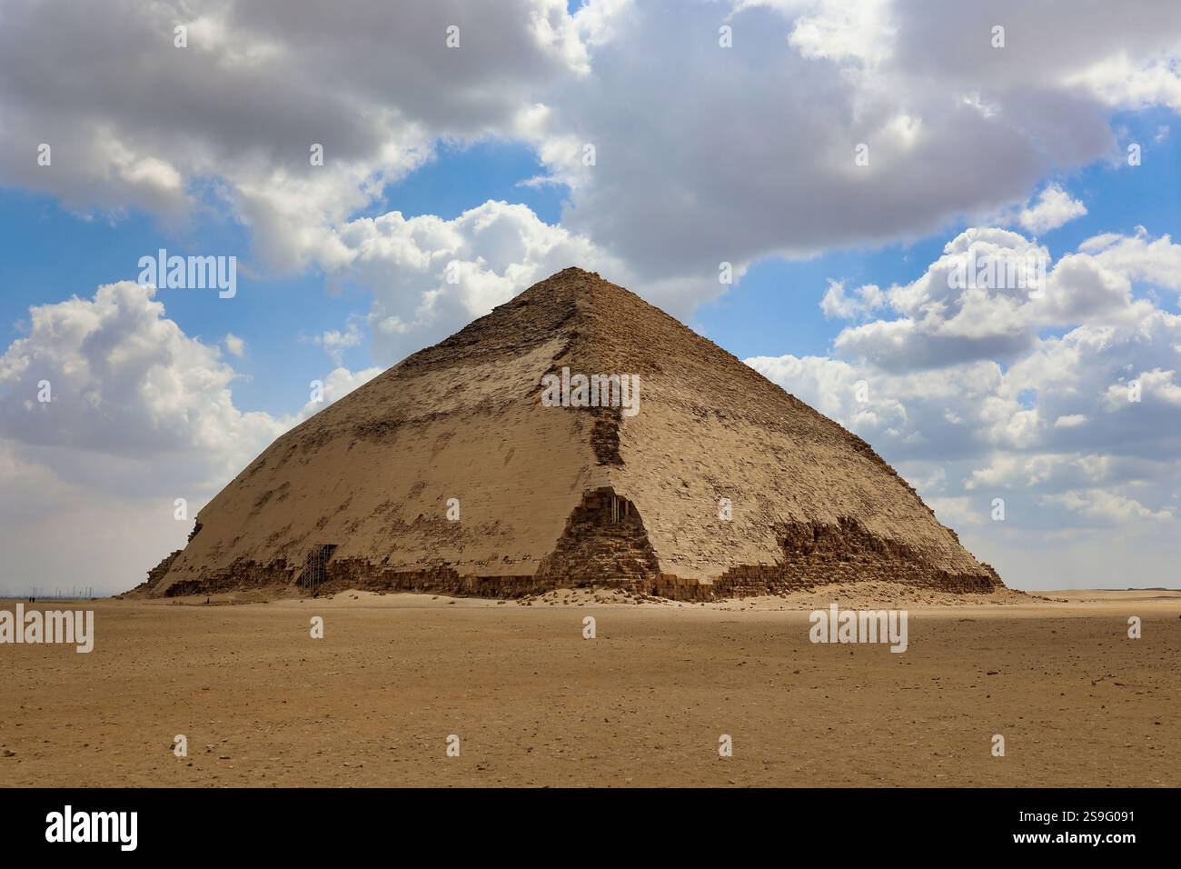 Vue de la pyramide rhomboïde de Snefru à Dahshur célèbre en raison de sa forme irrégulière, espace de copie. Égypte Banque D'Images