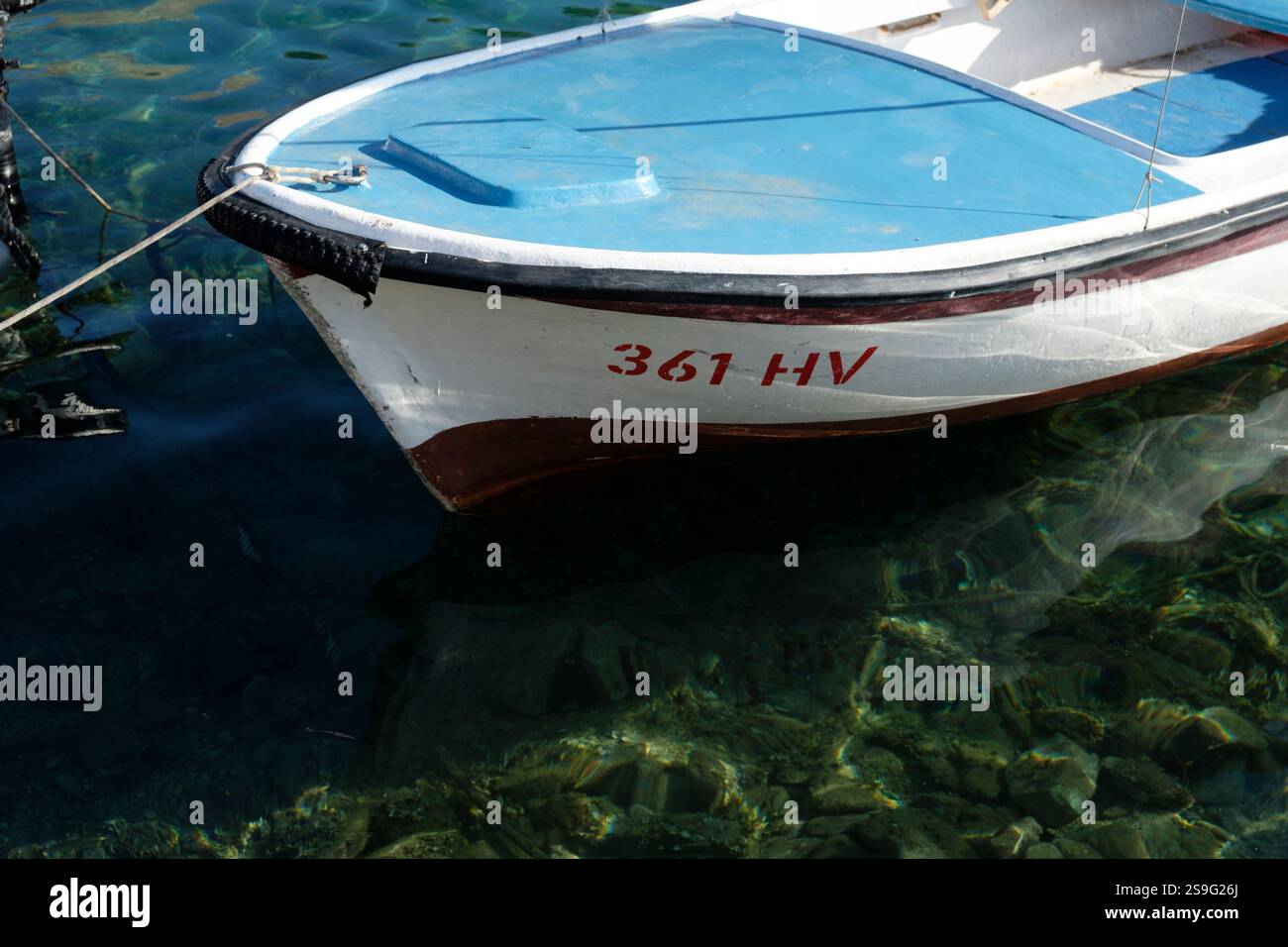 Petit détail dingy, dingy amarré dans le port de Hvar, Croatie Banque D'Images