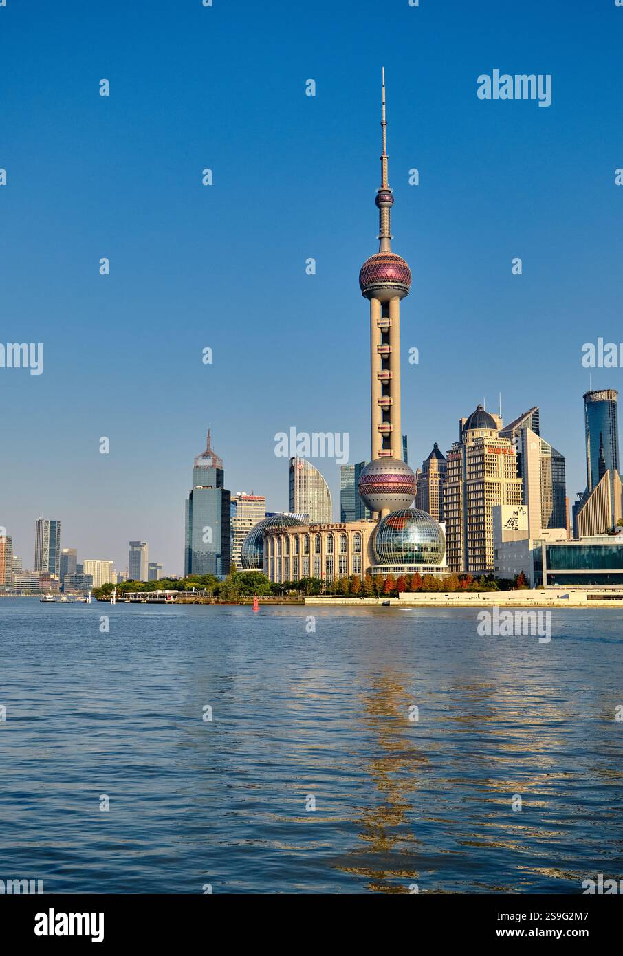 Shanghai, Chine 12.01.2024 : L'emblématique Tour de la perle orientale se dresse sur le ciel bleu de Shanghai, en Chine Banque D'Images