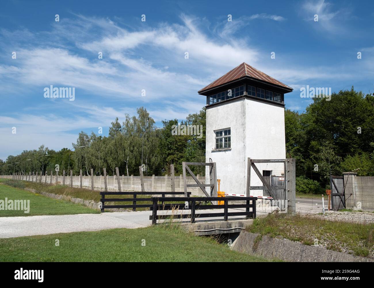 Une tour de guet sur le périmètre extérieur du site commémoratif du camp de concentration de Dachau, Dachau, Bavière, Allemagne. Banque D'Images