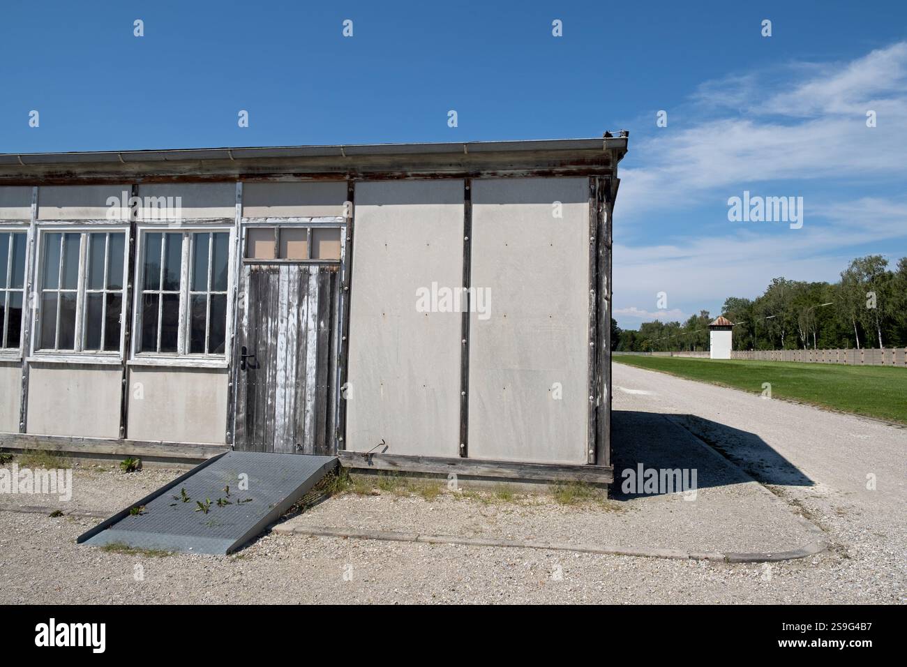 Entrée à une cabane de prisonniers, site commémoratif du camp de concentration de Dachau, Dachau, Bavière, Allemagne. Banque D'Images