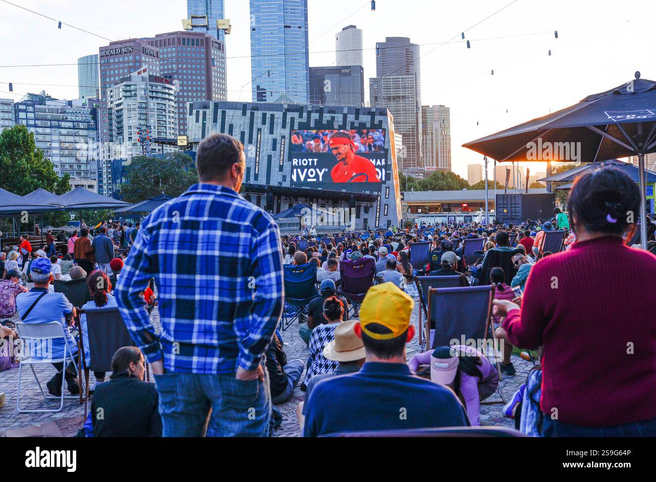 26 janvier 2025, Melbourne, État de Victoria, Australie : des foules de fans de tennis se rassemblent à Federation Square pour assister à la retransmission en direct de la finale des singles MenÃ­s Open d'Australie 2025. Ce lieu emblématique de Melbourne se transforme en un centre animé de passionnés de tennis, réunissant les fans pour célébrer l'amour de cityÃ­s pour ce sport. (Crédit image : © Ye Myo Khant/SOPA images via ZUMA Press Wire) USAGE ÉDITORIAL SEULEMENT! Non destiné à UN USAGE commercial ! Banque D'Images