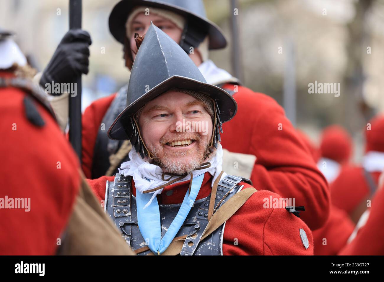 Londres, Royaume-Uni, 26 janvier 2025. Le 53 mars pour commémorer l'exécution du roi Charles Ier le 30 janvier 1649 a eu lieu avec plusieurs centaines de membres de la Société anglaise de la guerre civile marchant sur les dernières traces du roi et déposant une couronne. Crédit : Monica Wells/Alamy Live News Banque D'Images