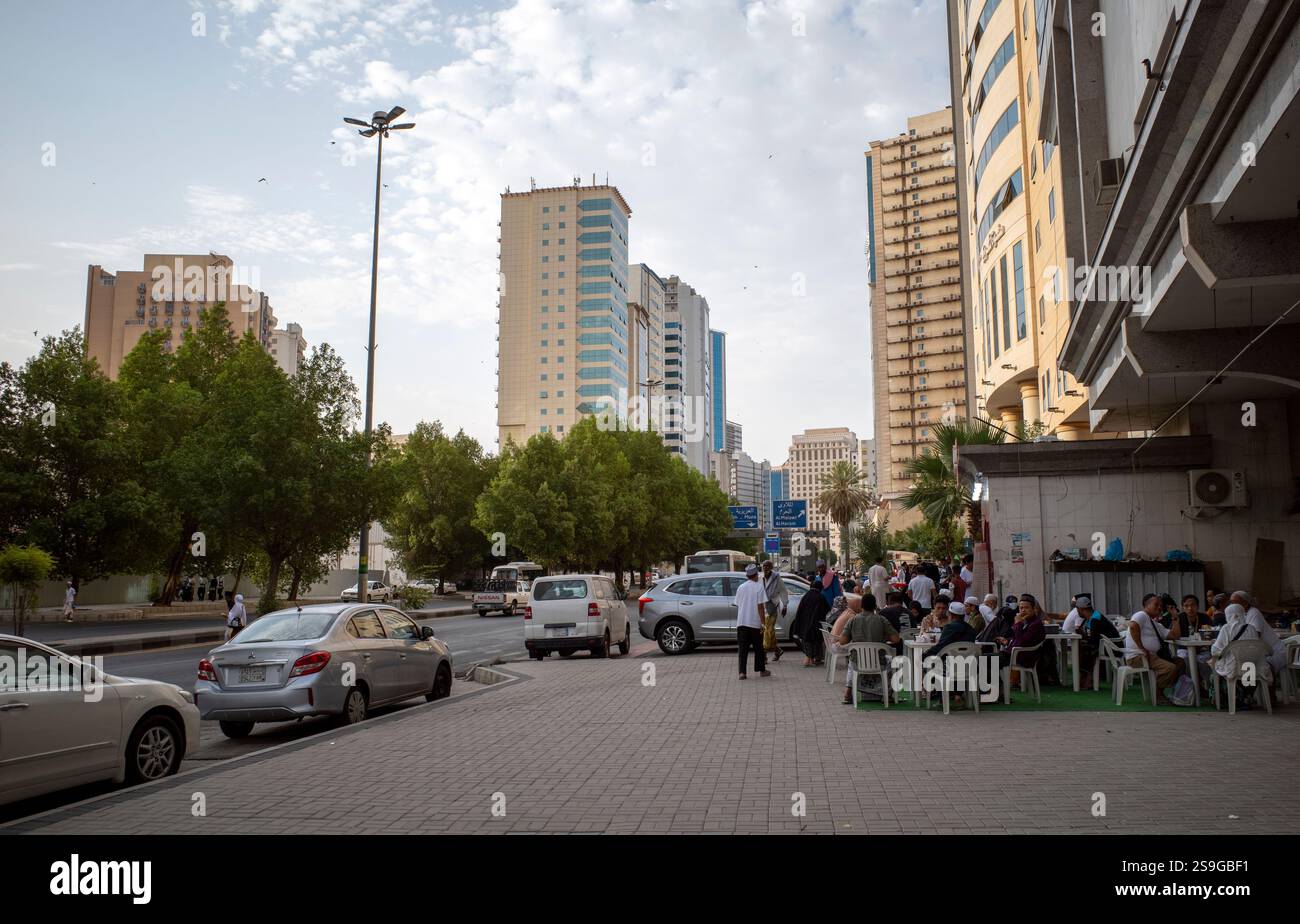 La Mecque, Arabie Saoudite - 12 juin 2024 : pèlerins du Hadj et de l'Oumrah venus d'Indonésie assis devant un hôtel à Makkah, Arabie Saoudite. Hajj 2024. Banque D'Images