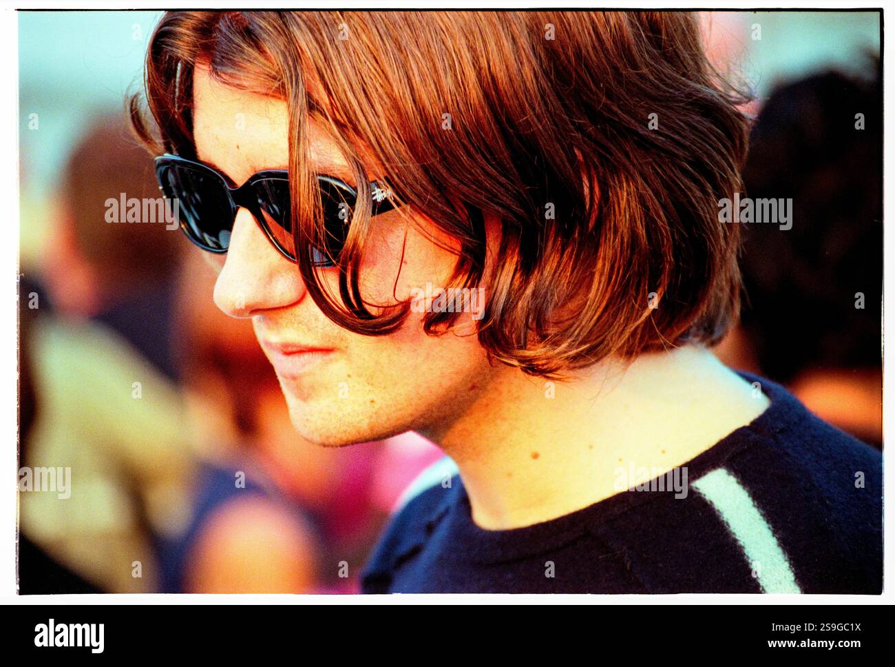 EMBRACE, PORTRAIT, READING FESTIVAL, 2000 : chanteur Danny McNamara de Embrace Backstage au Reading Festival, 26 août 2000. Photo : Rob Watkins. INFO : Embrace est un groupe de rock anglais formé en 1990 dans le West Yorkshire par les frères Danny et Richard McNamara. Connus pour leurs hymnes émotionnels et leurs paroles sincères, leurs succès incluent Gravity et Ashes. Ils jouissent d'une base de fans loyale. Banque D'Images