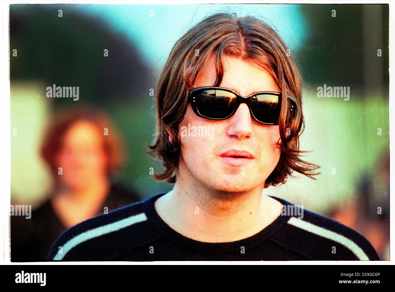 EMBRACE, PORTRAIT, READING FESTIVAL, 2000 : chanteur Danny McNamara de Embrace Backstage au Reading Festival, 26 août 2000. Photo : Rob Watkins. INFO : Embrace est un groupe de rock anglais formé en 1990 dans le West Yorkshire par les frères Danny et Richard McNamara. Connus pour leurs hymnes émotionnels et leurs paroles sincères, leurs succès incluent Gravity et Ashes. Ils jouissent d'une base de fans loyale. Banque D'Images