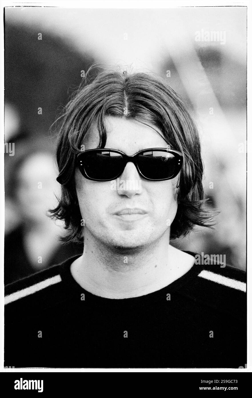 EMBRACE, PORTRAIT, READING FESTIVAL, 2000 : chanteur Danny McNamara de Embrace Backstage au Reading Festival, 26 août 2000. Photo : Rob Watkins. INFO : Embrace est un groupe de rock anglais formé en 1990 dans le West Yorkshire par les frères Danny et Richard McNamara. Connus pour leurs hymnes émotionnels et leurs paroles sincères, leurs succès incluent Gravity et Ashes. Ils jouissent d'une base de fans loyale. Banque D'Images