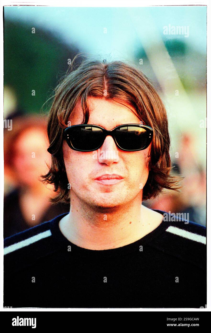 EMBRACE, PORTRAIT, READING FESTIVAL, 2000 : chanteur Danny McNamara de Embrace Backstage au Reading Festival, 26 août 2000. Photo : Rob Watkins. INFO : Embrace est un groupe de rock anglais formé en 1990 dans le West Yorkshire par les frères Danny et Richard McNamara. Connus pour leurs hymnes émotionnels et leurs paroles sincères, leurs succès incluent Gravity et Ashes. Ils jouissent d'une base de fans loyale. Banque D'Images
