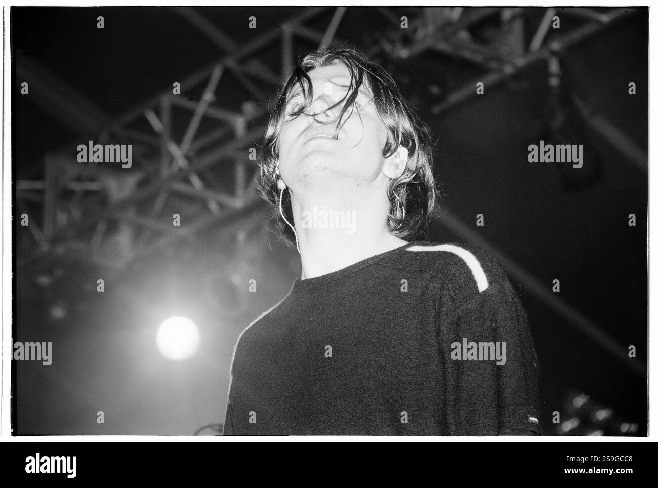 EMBRACE, READING FESTIVAL, 2000 : le chanteur Danny McNamara joue avec Embrace au Reading Festival, 26 août 2000. Photo : Rob Watkins. INFO : Embrace est un groupe de rock anglais formé en 1990 dans le West Yorkshire par les frères Danny et Richard McNamara. Connus pour leurs hymnes émotionnels et leurs paroles sincères, leurs succès incluent Gravity et Ashes. Ils jouissent d'une base de fans loyale. Banque D'Images