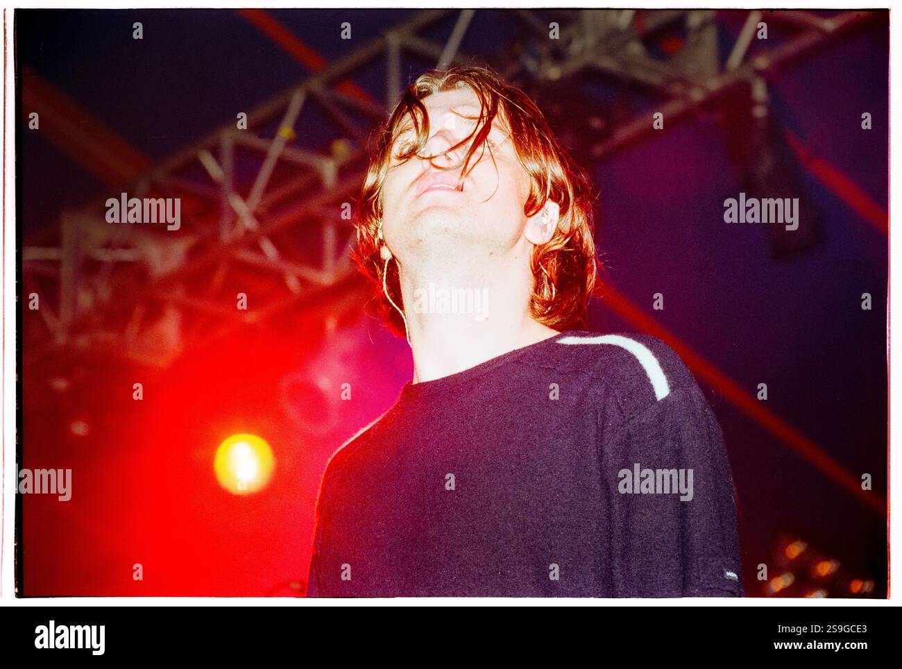 EMBRACE, READING FESTIVAL, 2000 : le chanteur Danny McNamara joue avec Embrace au Reading Festival, 26 août 2000. Photo : Rob Watkins. INFO : Embrace est un groupe de rock anglais formé en 1990 dans le West Yorkshire par les frères Danny et Richard McNamara. Connus pour leurs hymnes émotionnels et leurs paroles sincères, leurs succès incluent Gravity et Ashes. Ils jouissent d'une base de fans loyale. Banque D'Images