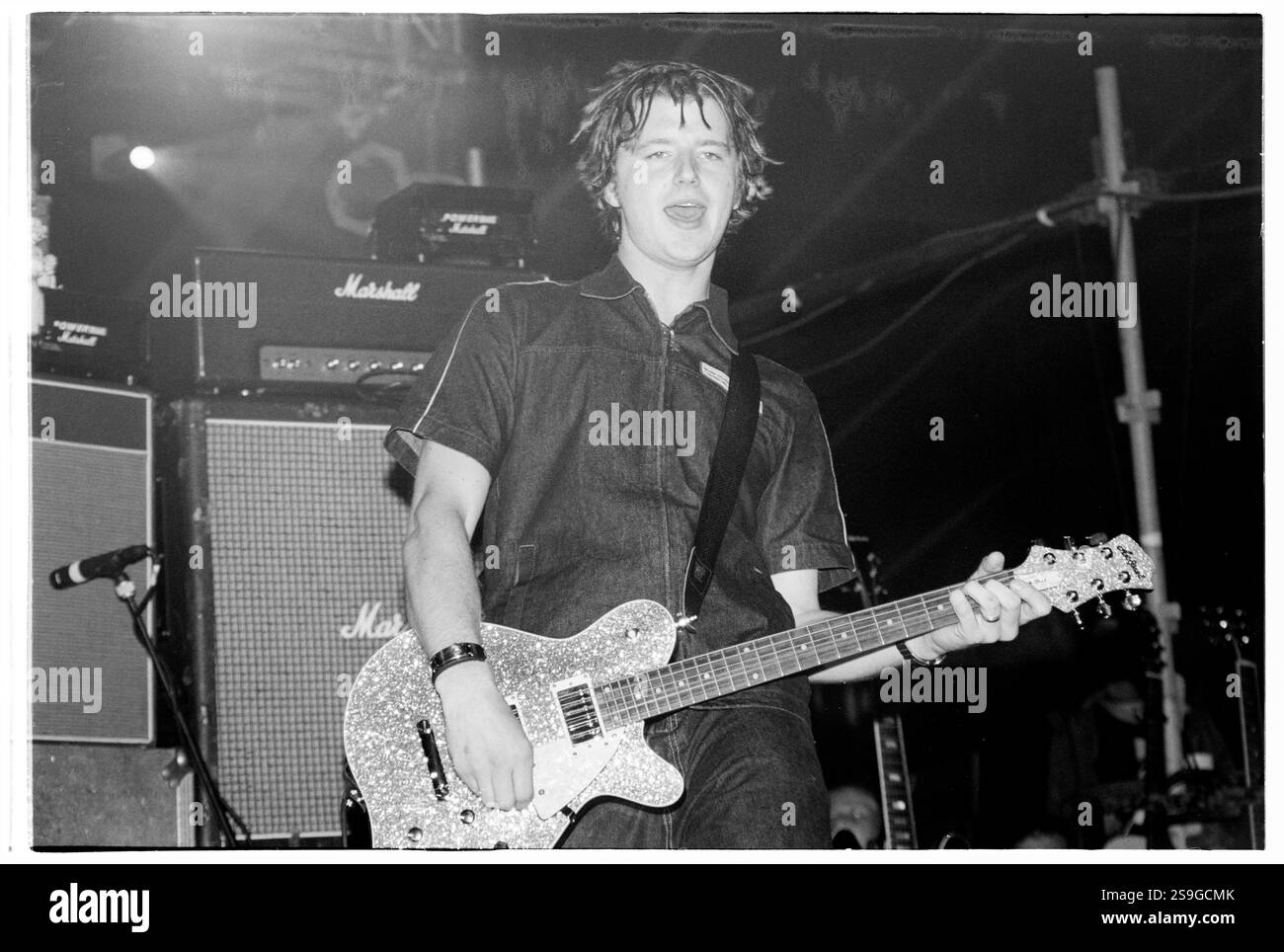 EMBRACE, READING FESTIVAL, 2000 : Richard McNamara guitariste jouant avec Embrace au Reading Festival, 26 août 2000. Photo : Rob Watkins. INFO : Embrace est un groupe de rock anglais formé en 1990 dans le West Yorkshire par les frères Danny et Richard McNamara. Connus pour leurs hymnes émotionnels et leurs paroles sincères, leurs succès incluent Gravity et Ashes. Ils jouissent d'une base de fans loyale. Banque D'Images