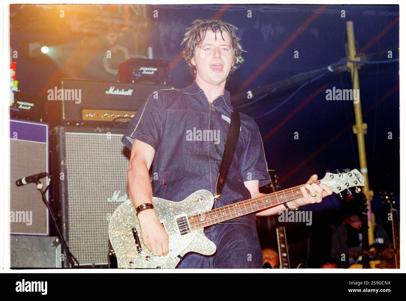 EMBRACE, READING FESTIVAL, 2000 : Richard McNamara guitariste jouant avec Embrace au Reading Festival, 26 août 2000. Photo : Rob Watkins. INFO : Embrace est un groupe de rock anglais formé en 1990 dans le West Yorkshire par les frères Danny et Richard McNamara. Connus pour leurs hymnes émotionnels et leurs paroles sincères, leurs succès incluent Gravity et Ashes. Ils jouissent d'une base de fans loyale. Banque D'Images