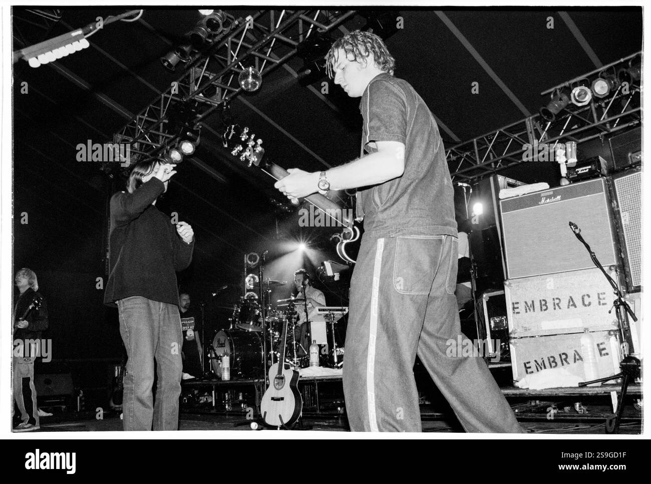 EMBRACE, READING FESTIVAL, 2000 : Richard McNamara guitariste jouant avec Embrace au Reading Festival, 26 août 2000. Photo : Rob Watkins. INFO : Embrace est un groupe de rock anglais formé en 1990 dans le West Yorkshire par les frères Danny et Richard McNamara. Connus pour leurs hymnes émotionnels et leurs paroles sincères, leurs succès incluent Gravity et Ashes. Ils jouissent d'une base de fans loyale. Banque D'Images