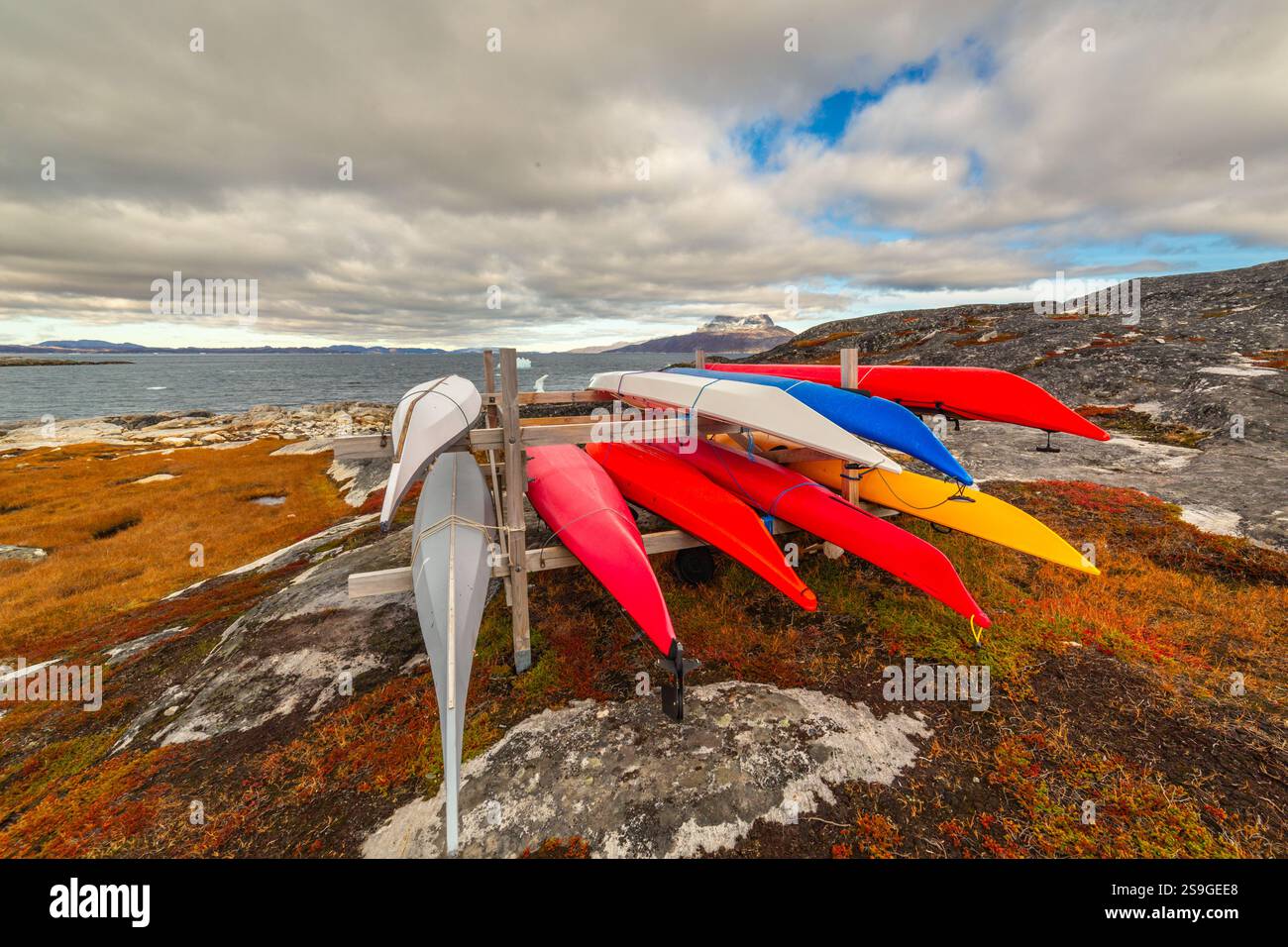Paysage de toundra orange avec fjord et rangées de kayaks Inuit entreposés, Nuuk, Groenland Banque D'Images
