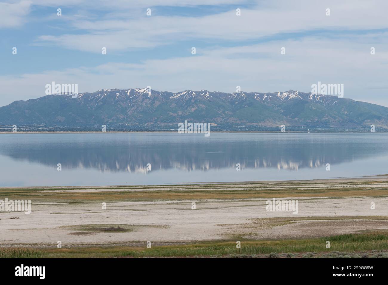Montagnes enneigées reflétées dans le Grand Lac Salé depuis Antelope Island, Salt Lake City, Utah, États-Unis Banque D'Images