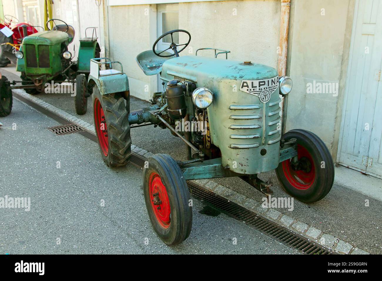 Russin, Suisse, 19 septembre 2022 : vieux tracteur agricole vintage Alpina sur le salon de voitures anciennes pendant la fête du vin à Russin, canton de Genève, Swit Banque D'Images