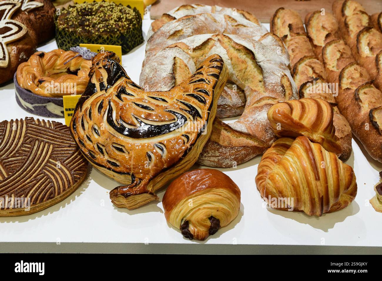Pains et viennoiseries à la 17ème Coupe de France de la boulangerie au Sirha à Lyon. La 17e Coupe de France boulangerie au Sirha Lyon, qui s’est tenue du 23 au 25 janvier 2025, a rassemblé douze équipes régionales en compétition sur trois jours. L'événement a célébré l'excellence de la boulangerie française, avec l'équipe pays-de-la-Loire 2 émergeant comme gagnante, mettant en valeur l'accent mis par le concours sur les compétences artisanales et la diversité régionale. Banque D'Images