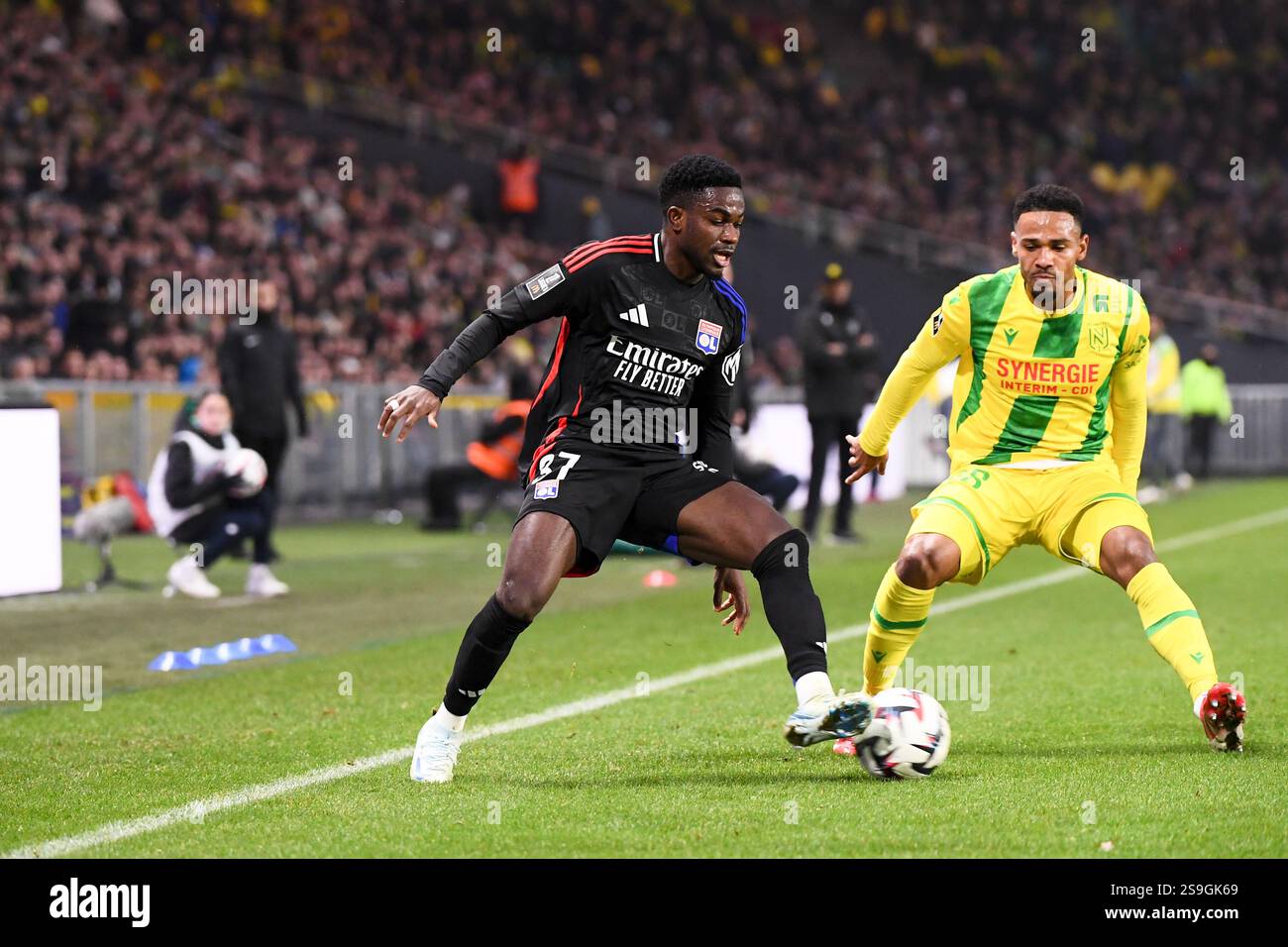 France. 26 janvier 2025. 98 Kelvin AMIAN (fcn) - 37 Ernest Nuamah APPIAH (ol) lors du match de Ligue 1 McDonald's entre Nantes et Lyon au stade Beaujoire le 26 janvier 2025 à Nantes. (Photo de Philippe Lecoeur/FEP/Icon Sport) crédit : Icon Sport/Alamy Live News Banque D'Images