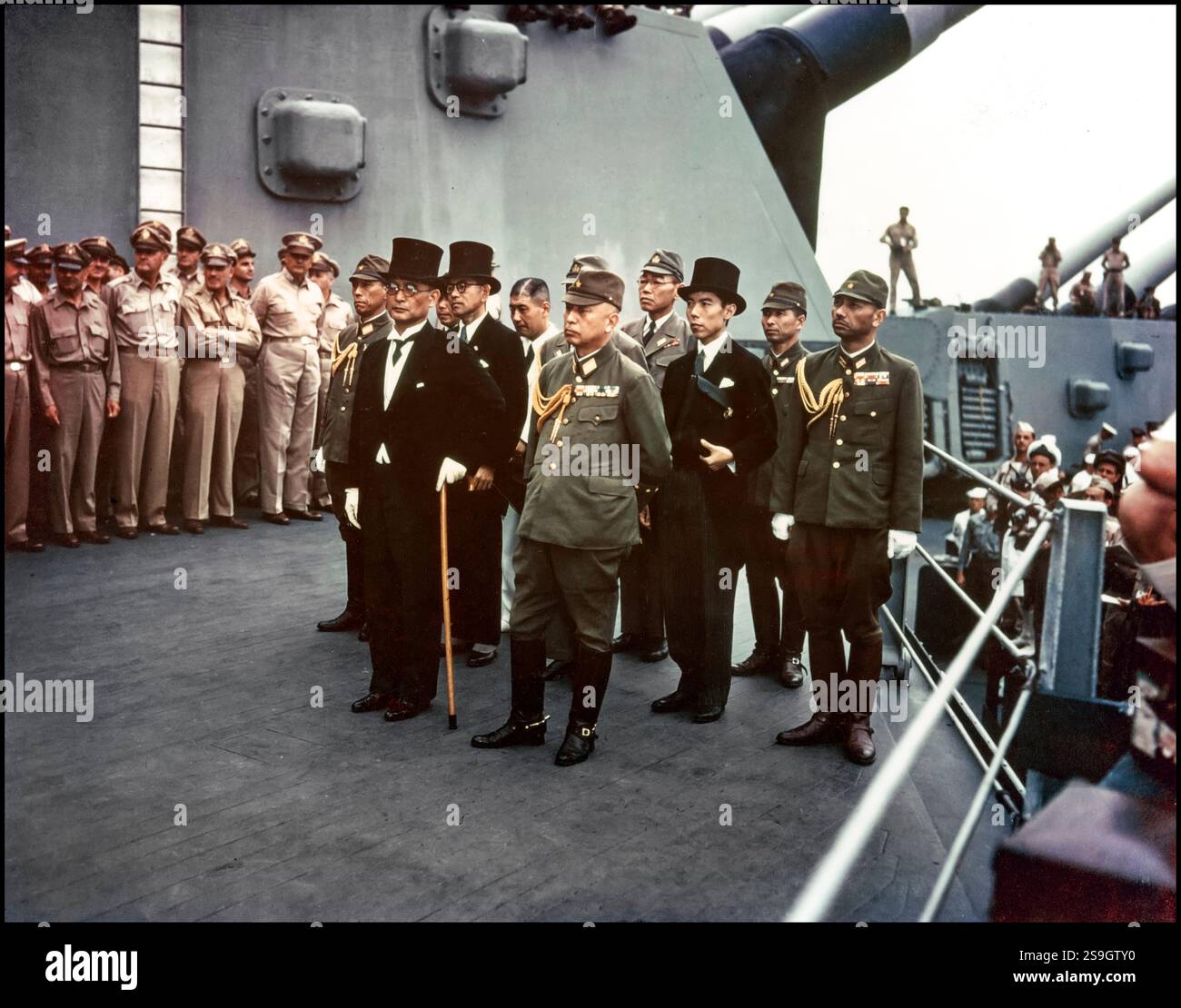 Les Japonais se rendent des représentants de la seconde Guerre mondiale à bord de l'USS Missouri (BB-63) lors des cérémonies de reddition, le 2 septembre 1945. Devant se trouvent le ministre des Affaires étrangères Mamoru Shigemitsu (portant un chapeau haut de gamme) et le général Yoshijiro Umezu, chef d'état-major de l'armée. Derrière eux se trouvent trois représentants du Ministère des Affaires étrangères, de l'Armée et de la Marine. Ils comprennent, dans la rangée du milieu, de gauche à droite : le major-général Yatsuji Nagai, armée ; Katsuo Okazaki, ministère des Affaires étrangères ; le contre-amiral Tadatoshi Tomioka, marine ; Toshikazu Kase, ministère des Affaires étrangères, et le lieutenant-général Suichi Miyakazi, armée. Banque D'Images