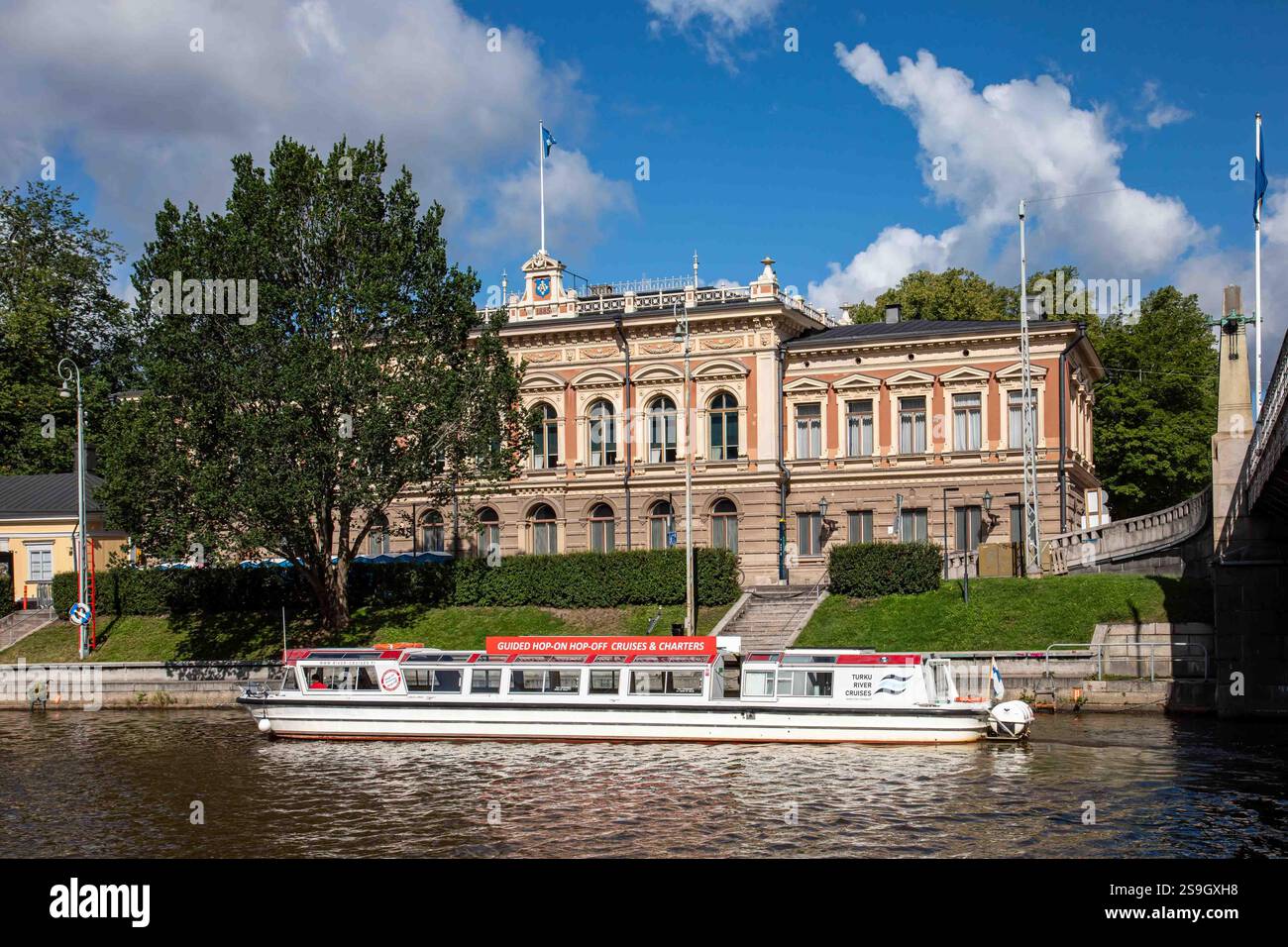 Bateau de croisière fluviale à arrêts multiples M/S Aurella devant l'hôtel de ville de Turku à Turku, Finlande Banque D'Images
