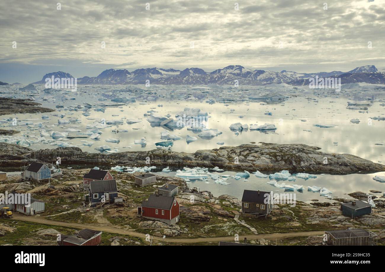 Le village inuit traditionnel et éloigné du Groenland près de l'île Angmassalik. La péninsule de Mamanga dans l'est du Groenland. Banque D'Images