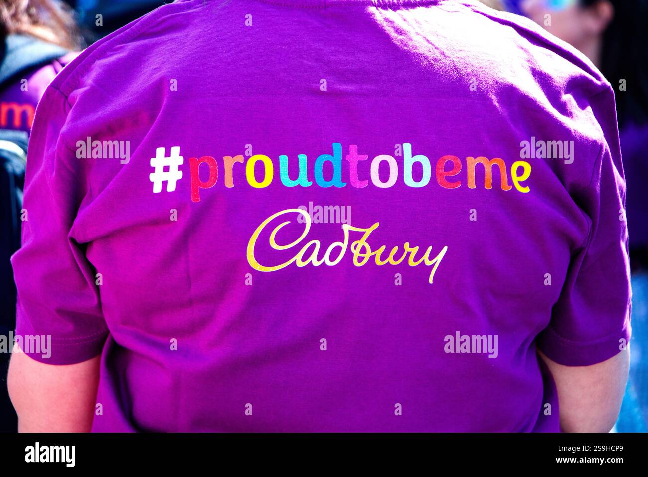 Gros plan du T-shirt Cadbury Proud to Be me à la Birmingham Pride célébrant la diversité et l'égalité LGBT+ Banque D'Images