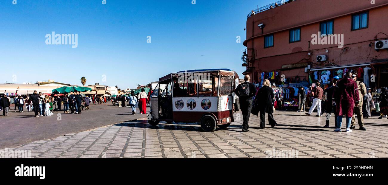 Jemaa el-Fnaa, la place principale de la médina à Marrakech, au Maroc, un endroit où les gens viennent manger, commercer et se divertir. Banque D'Images