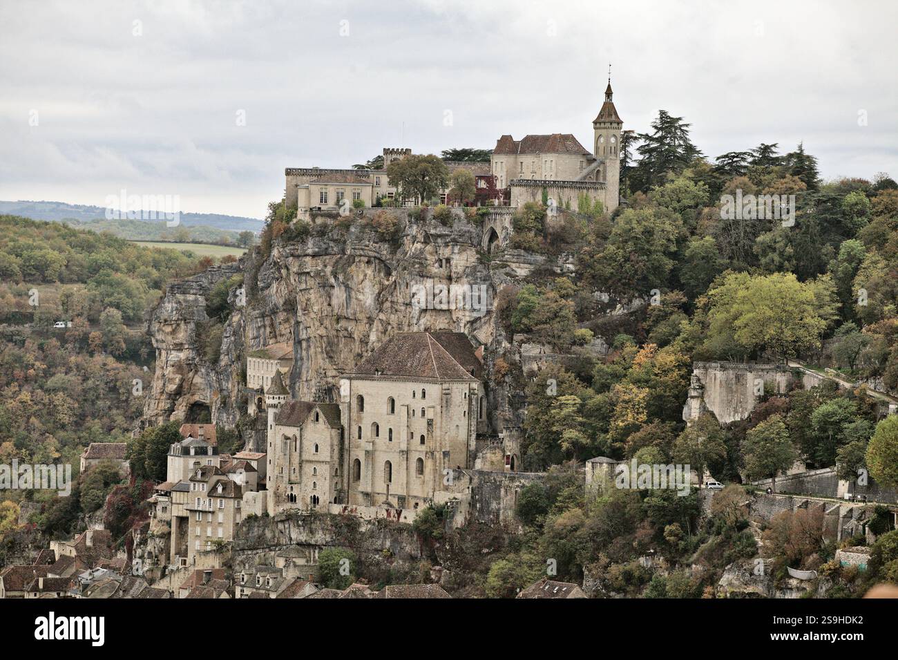 Rocamadour présente une architecture époustouflante à flanc de falaise au milieu d'une végétation luxuriante et d'un ciel spectaculaire, riche en histoire. Banque D'Images