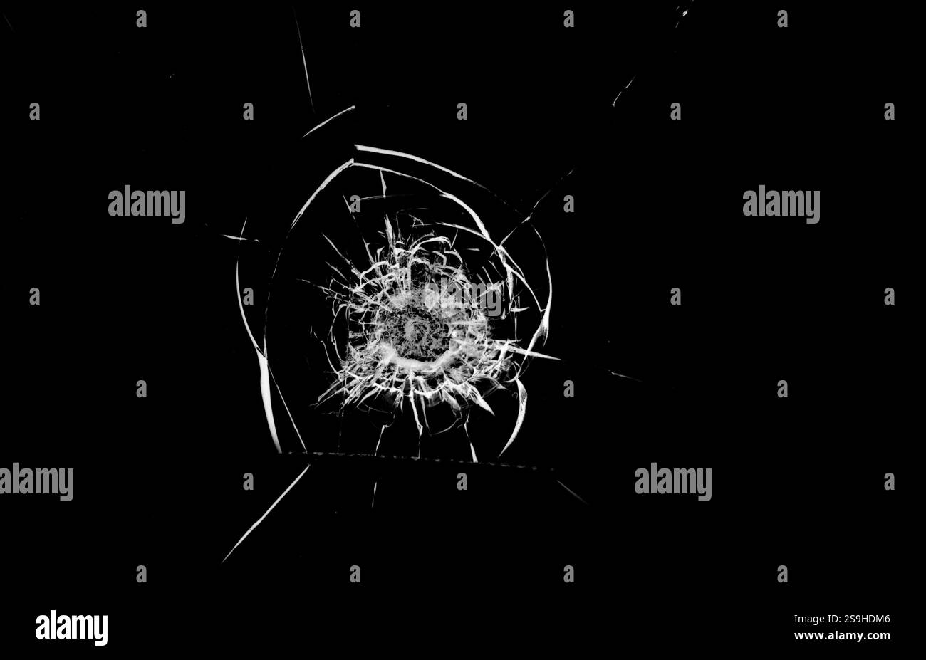 Texture de verre brisé sur un fond noir. Banque D'Images