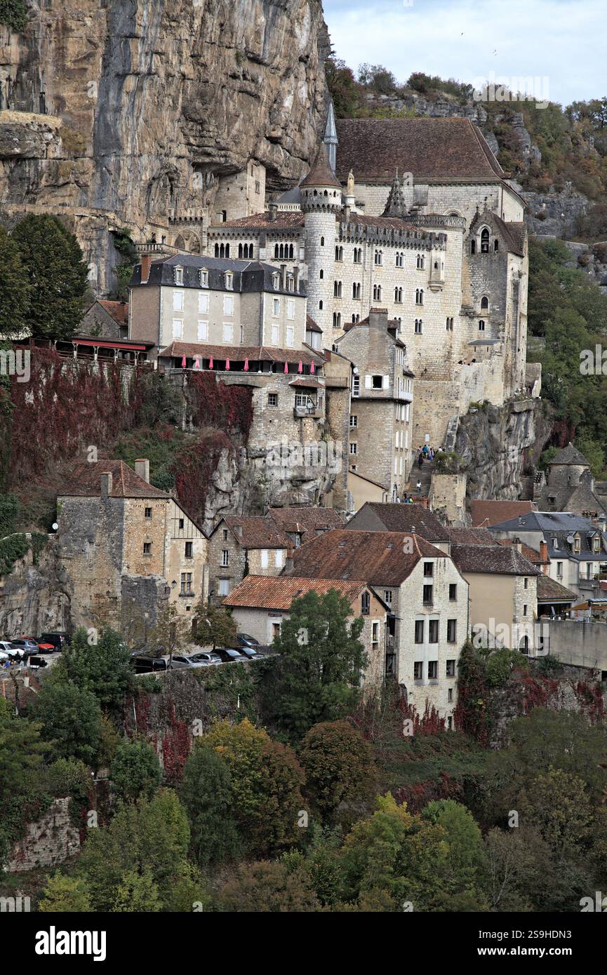 Rocamadour présente une architecture époustouflante à flanc de falaise au milieu d'une végétation luxuriante et d'un ciel spectaculaire, riche en histoire. Banque D'Images