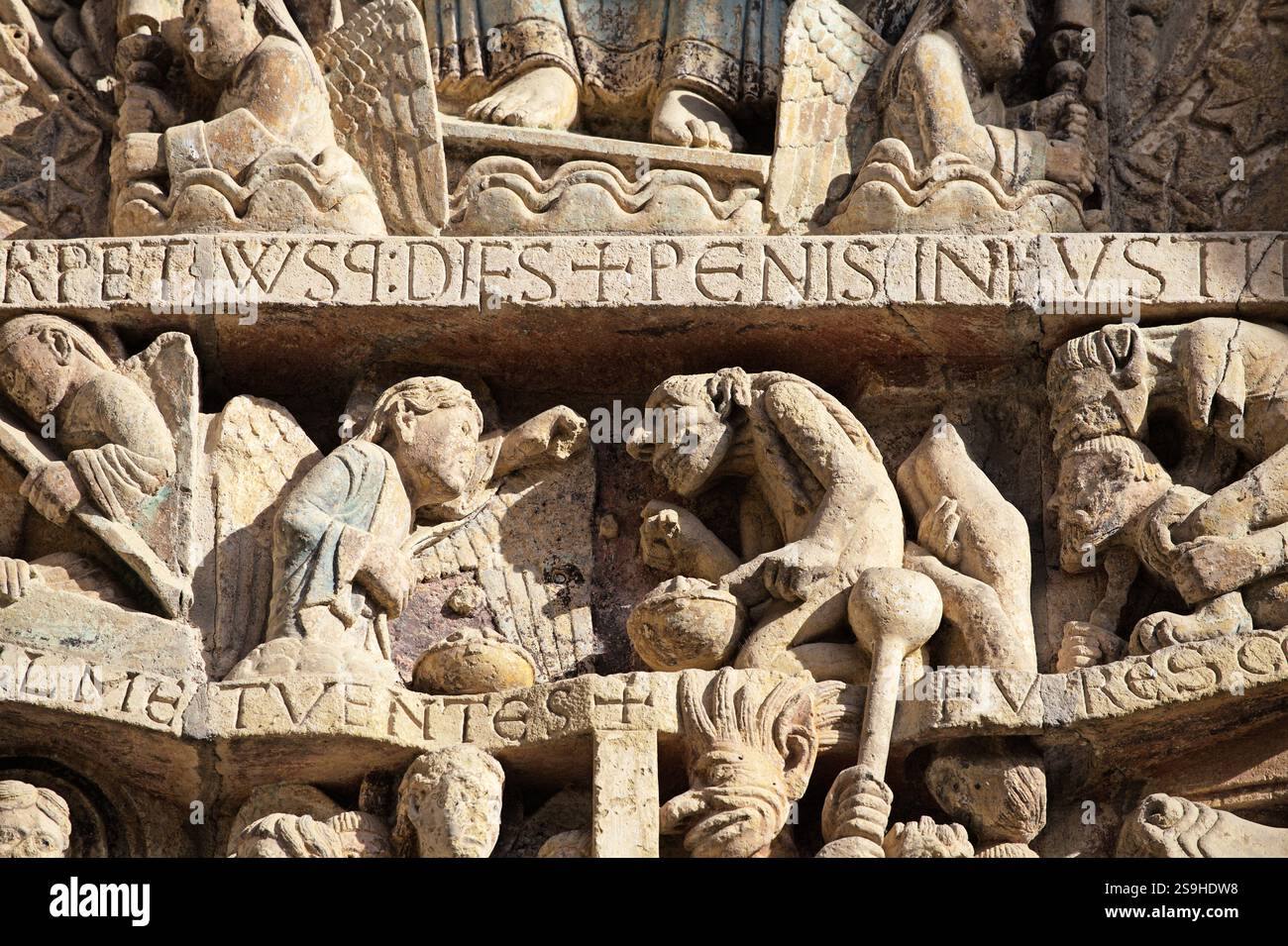 Les reliefs en pierre présentent des personnages détaillés et des événements de l'histoire, offrant un aperçu de l'art de Conques, en France. Banque D'Images