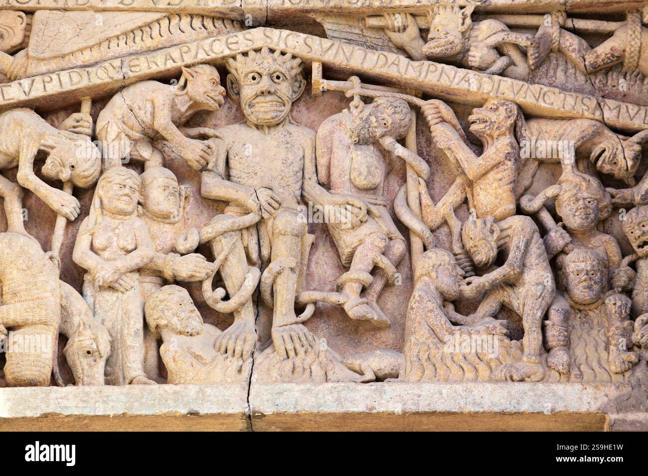 Les reliefs en pierre présentent des personnages détaillés et des événements de l'histoire, offrant un aperçu de l'art de Conques, en France. Banque D'Images