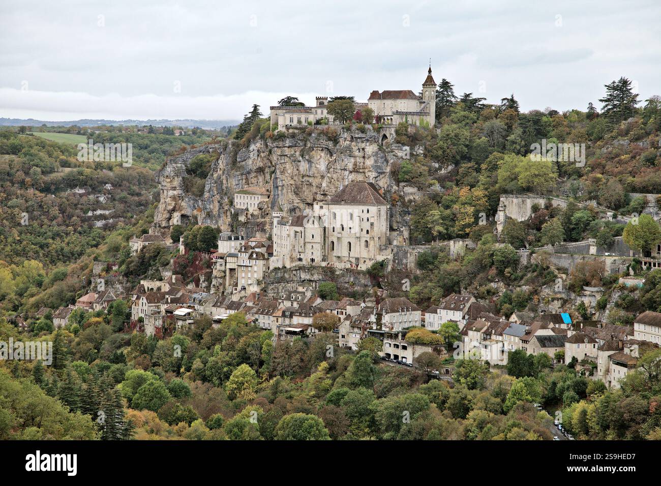 Rocamadour présente une architecture époustouflante à flanc de falaise au milieu d'une végétation luxuriante et d'un ciel spectaculaire, riche en histoire. Banque D'Images
