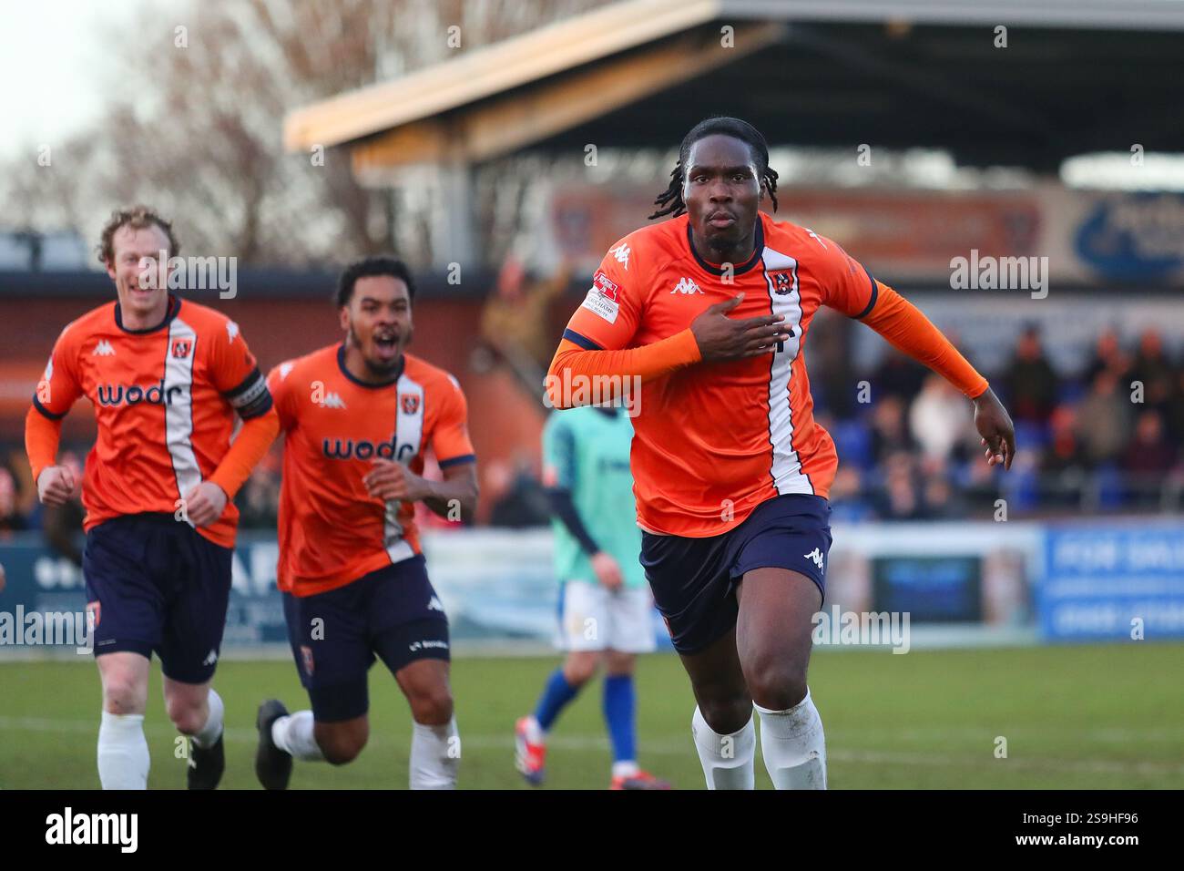 Tiddington, Royaume-Uni, 25 janvier 2025. Kevin Joshua de Stratford célèbre son sideÕs deuxième but du match lors du premier Divisio de la Ligue du Sud Banque D'Images Tiddington, Royaume-Uni, 25 janvier 2025. Kevin Joshua de Stratford célèbre son sideÕs deuxième but du match lors du premier Divisio de la Ligue du Sud Banque D'Images