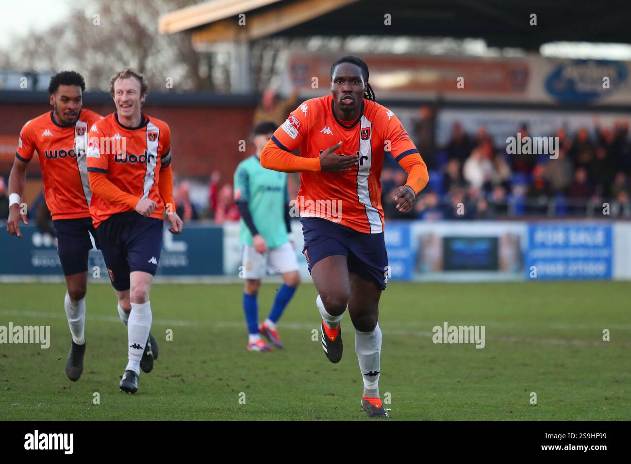 Tiddington, Royaume-Uni, 25 janvier 2025. Kevin Joshua de Stratford célèbre son sideÕs deuxième but du match lors du premier Divisio de la Ligue du Sud Banque D'Images Tiddington, Royaume-Uni, 25 janvier 2025. Kevin Joshua de Stratford célèbre son sideÕs deuxième but du match lors du premier Divisio de la Ligue du Sud Banque D'Images