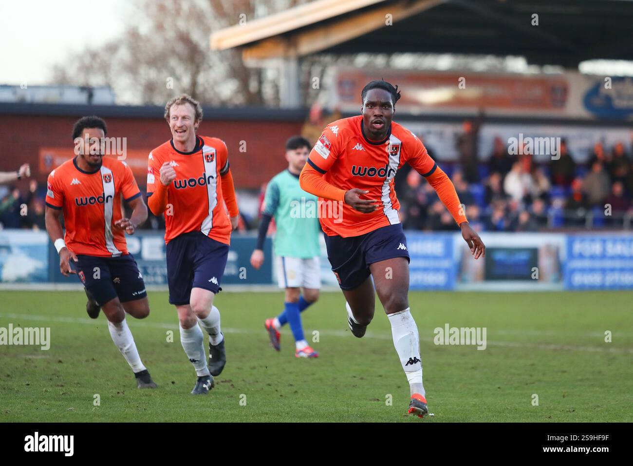 Tiddington, Royaume-Uni, 25 janvier 2025. Kevin Joshua de Stratford célèbre son sideÕs deuxième but du match lors du premier Divisio de la Ligue du Sud Banque D'Images Tiddington, Royaume-Uni, 25 janvier 2025. Kevin Joshua de Stratford célèbre son sideÕs deuxième but du match lors du premier Divisio de la Ligue du Sud Banque D'Images