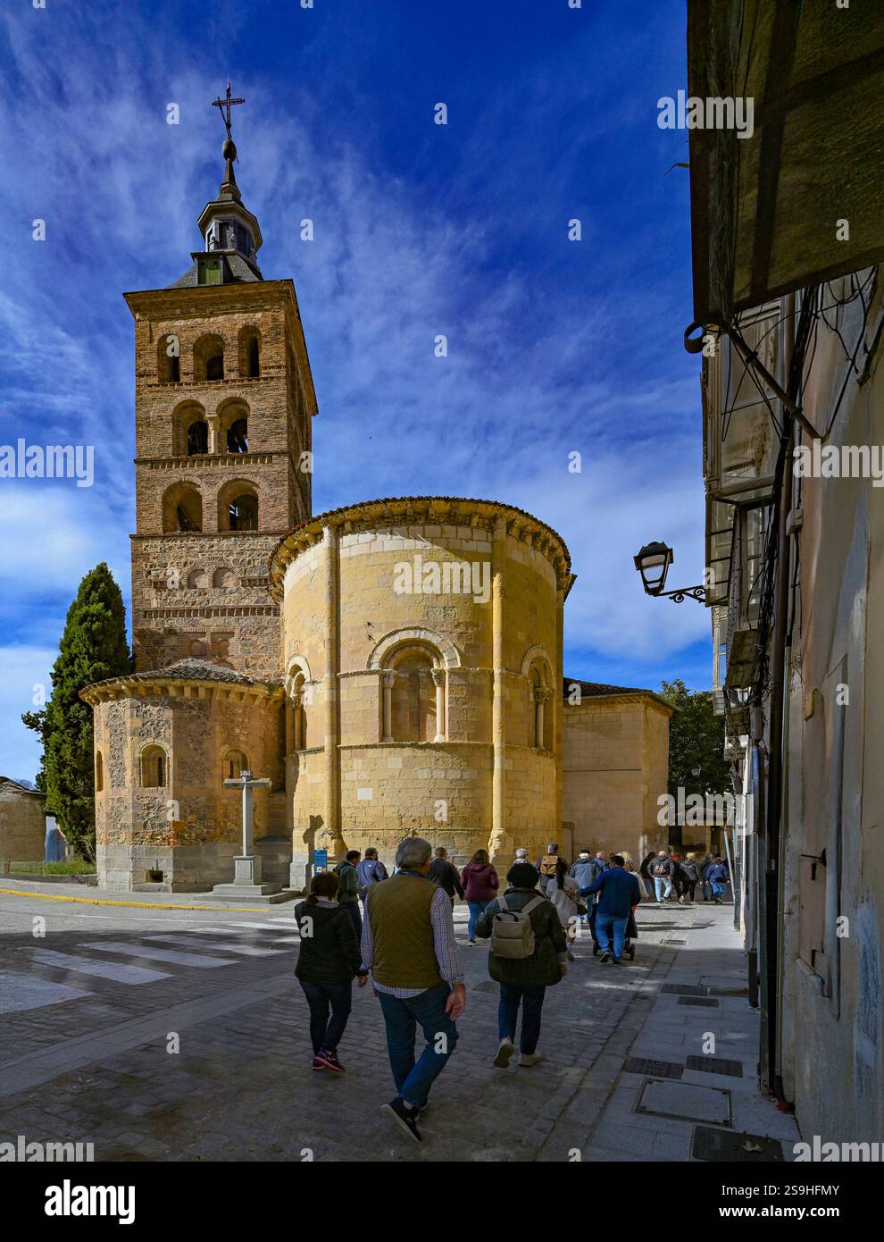 Touristes passant devant l'église de San Andres dans la ville de Ségovie, patrimoine mondial de l'UNESCO, Espagne, octobre 2024 Banque D'Images