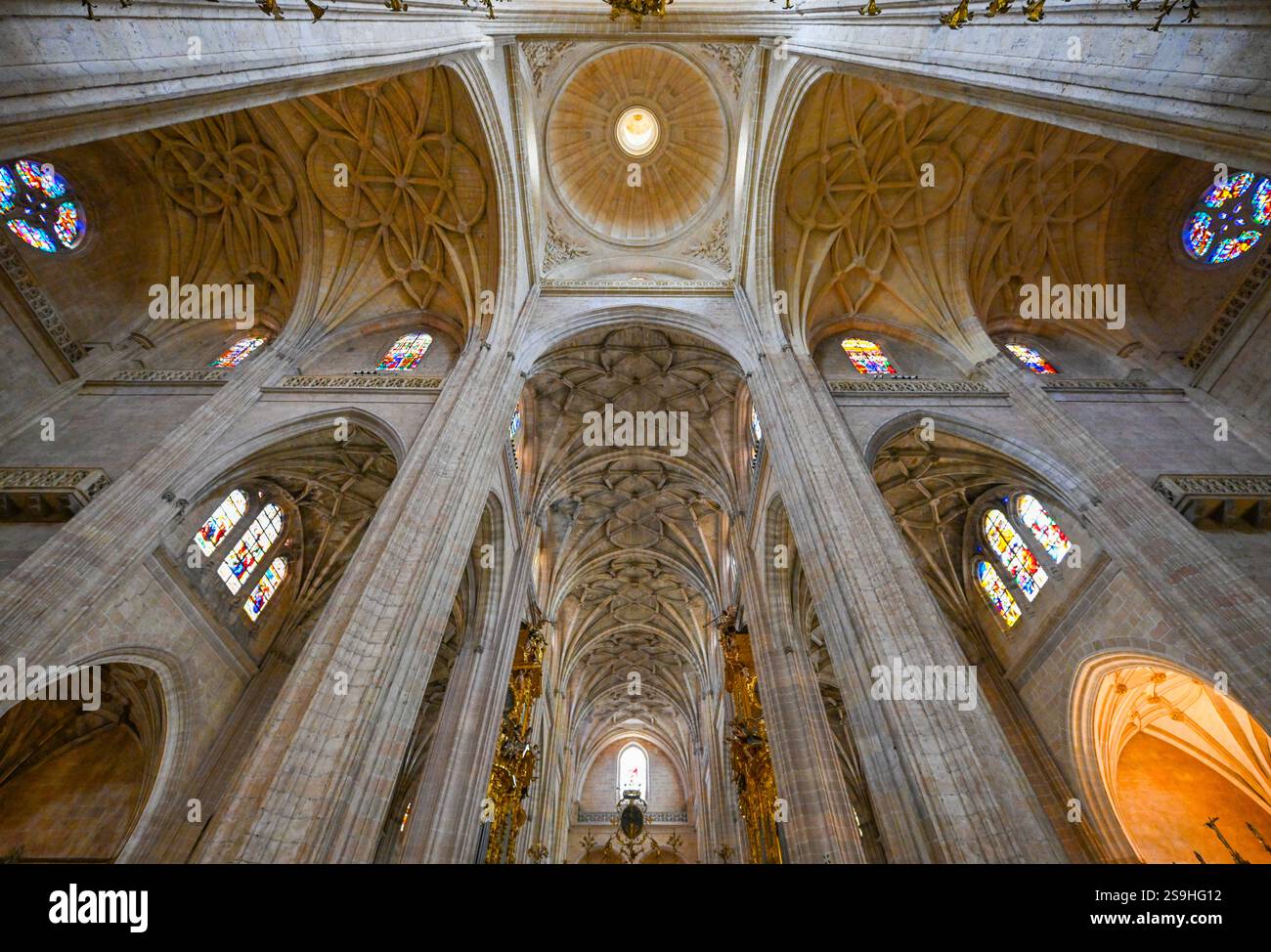 La cathédrale gothique de Ségovie de 1525. Surplombant la ville médiévale de Ségovie, classée au patrimoine mondial de l'UNESCO. Espagne, octobre 2024 Banque D'Images