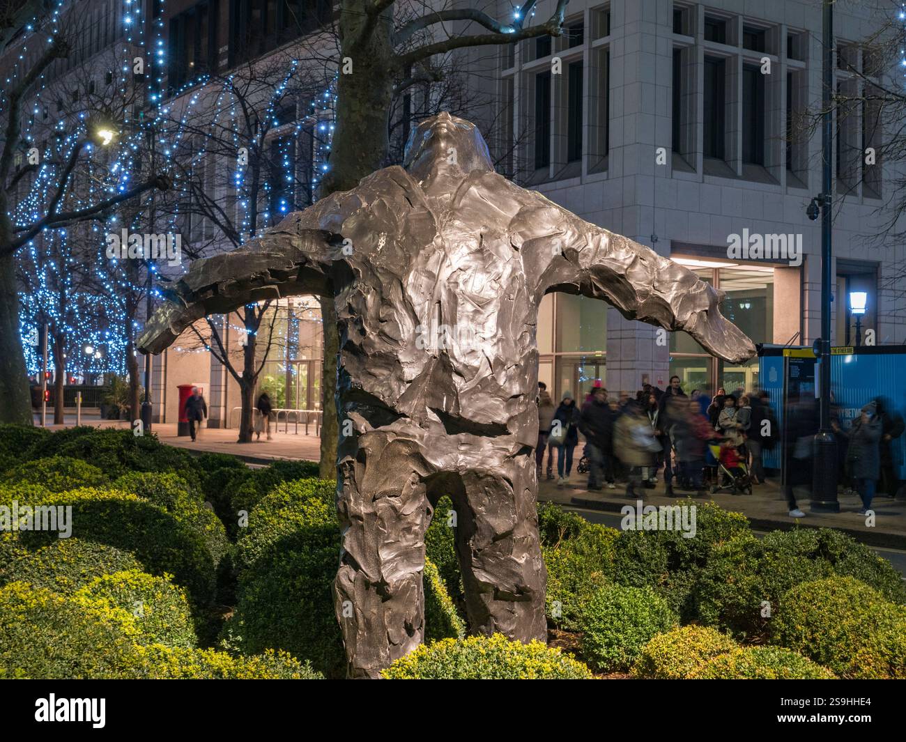 « Man with Arms Open » par Giles Penny sur West India Avenue, Canary Wharf, Londres, Royaume-Uni. Banque D'Images