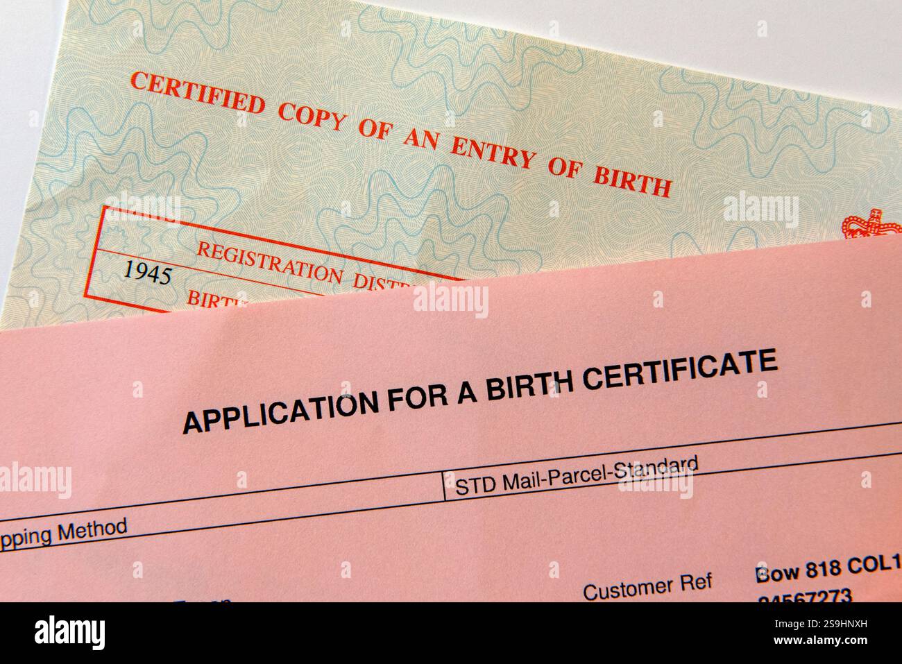 Demande de certificat de naissance accompagnée d'une copie d'un certificat de naissance daté de 1945 Banque D'Images