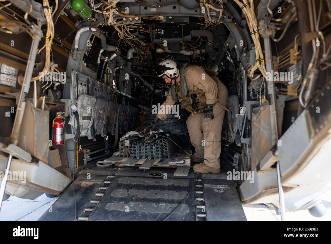 Otay Mesa, États-Unis. 24 janvier 2025. Un américain avec Marine Medium Tiltrotor Squadron 161, Marine Aircraft Group 16, 3rd Marine Aircraft Wing, décharge des fils de concertina et des piquets d'ingénieur d'un MV-22B Osprey à l'aéroport municipal de Brown Field, le 24 janvier 2025 à Otay Mesa, Californie. ÉTATS-UNIS Le président Donald Trump a demandé aux forces armées de soutenir la sécurité intérieure en sécurisant la frontière sud. Crédit : Sgt. Kyle Chan/U. S Air Force/Alamy Live News Banque D'Images