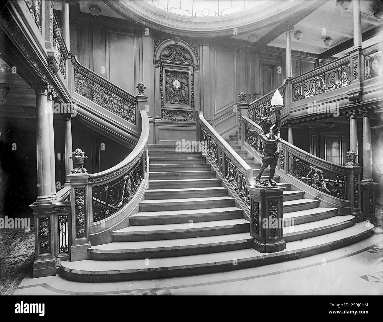 Le Grand escalier avant de première classe du navire jumeau du Titanic, le RMS Olympic. L'escalier du Titanic aura l'air presque identique. Aucune photo connue de l'escalier du Titanic n'existe. Banque D'Images