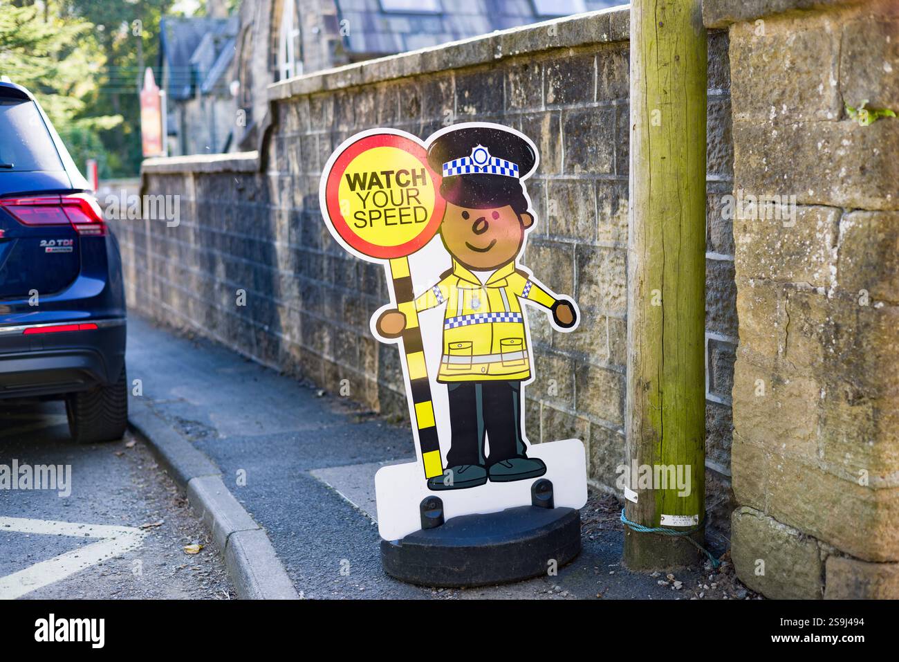 Harrogate, Royaume-Uni - 17 septembre 2024. Panneau de signalisation scolaire, surveillez votre vitesse. Sécurité routière en dehors d'une école, Yorkshire, Royaume-Uni Banque D'Images