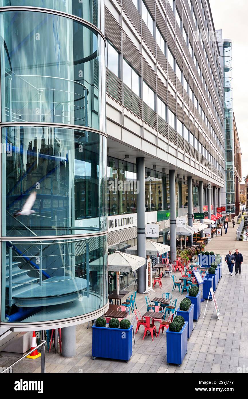 Slug & Lettuce Tower Bridge, St Katharine Docks Marina, Londres, Angleterre, Royaume-Uni. Banque D'Images
