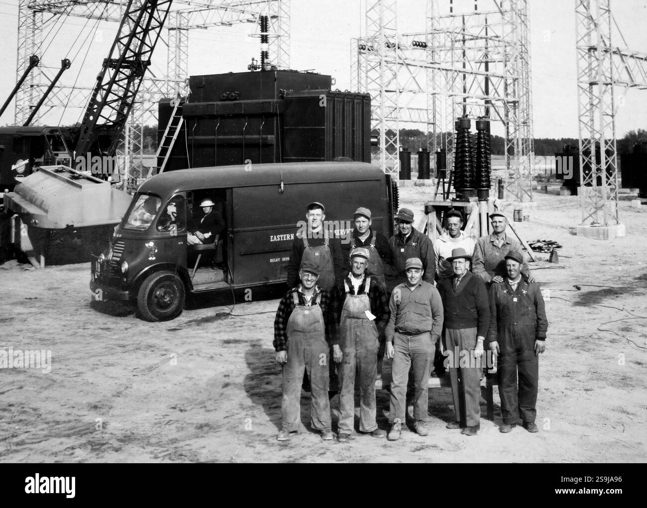 Les ouvriers des centrales électriques posent pour une photo de groupe, vers 1949. Banque D'Images