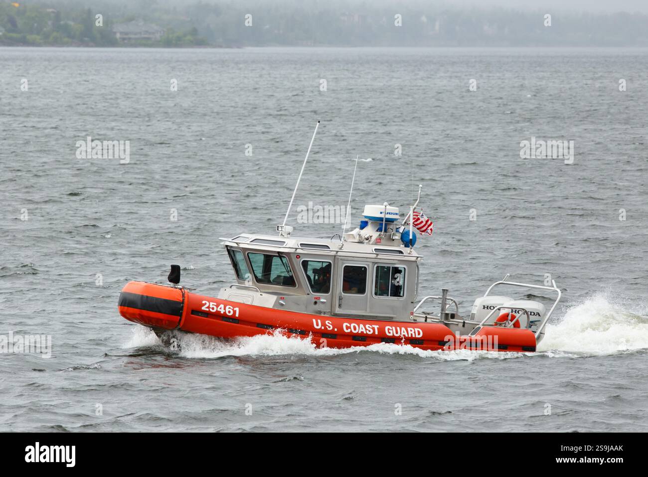 Un navire de la Garde côtière américaine patrouille sur le lac supérieur pendant le festival des grands navires - Duluth, Minnesota. Banque D'Images