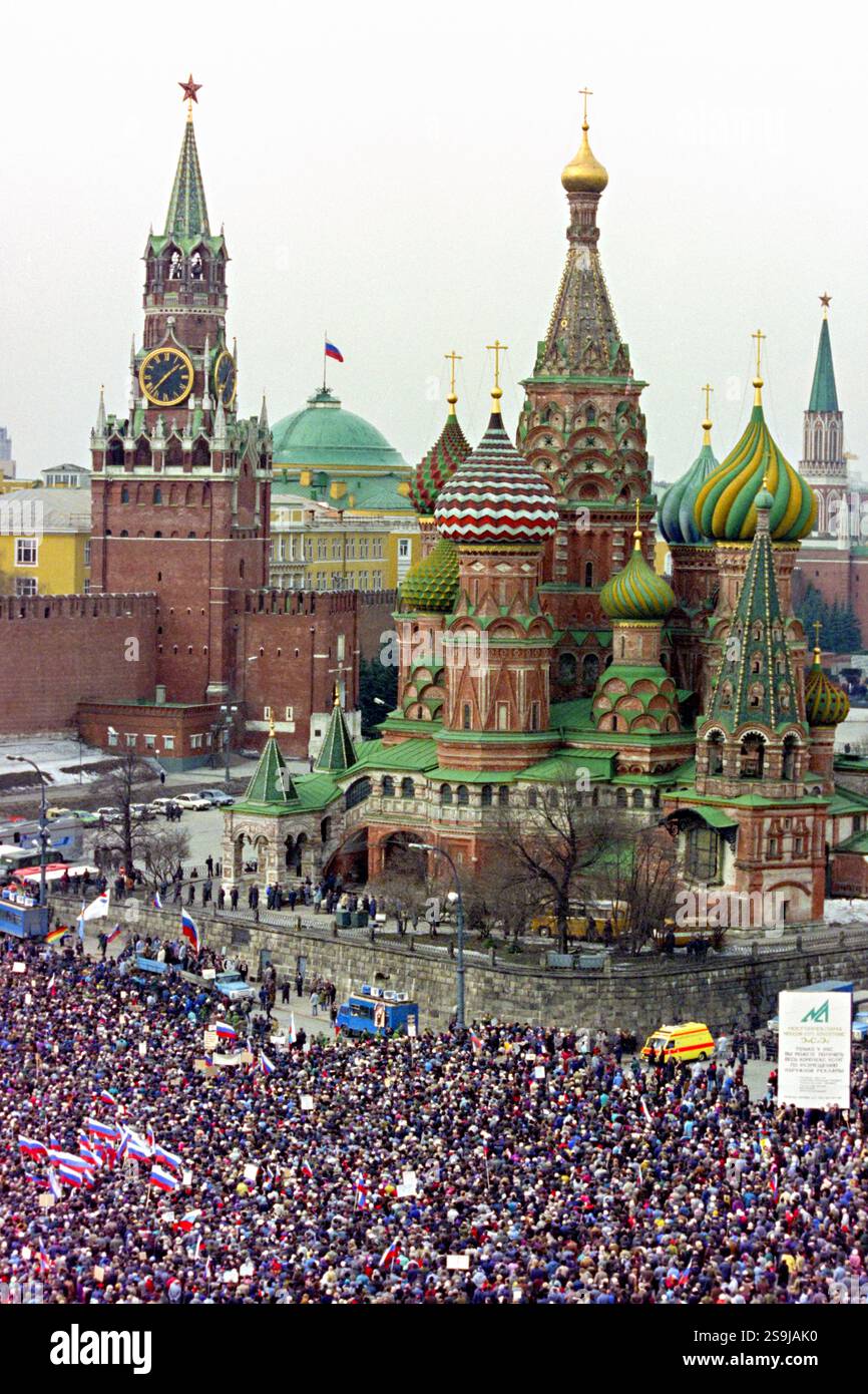 Les Russes se rassemblent sur la place Rouge alors qu'ils se rassemblent pour soutenir le président russe Boris Eltsine, le 28 mars 1993 à Moscou, en Russie. Environ 50 000 personnes se sont avérées favorables à Eltsine après que le parlement n'eut pas réussi à le destituer dans la lutte pour réformer l'ex-Union soviétique. Banque D'Images