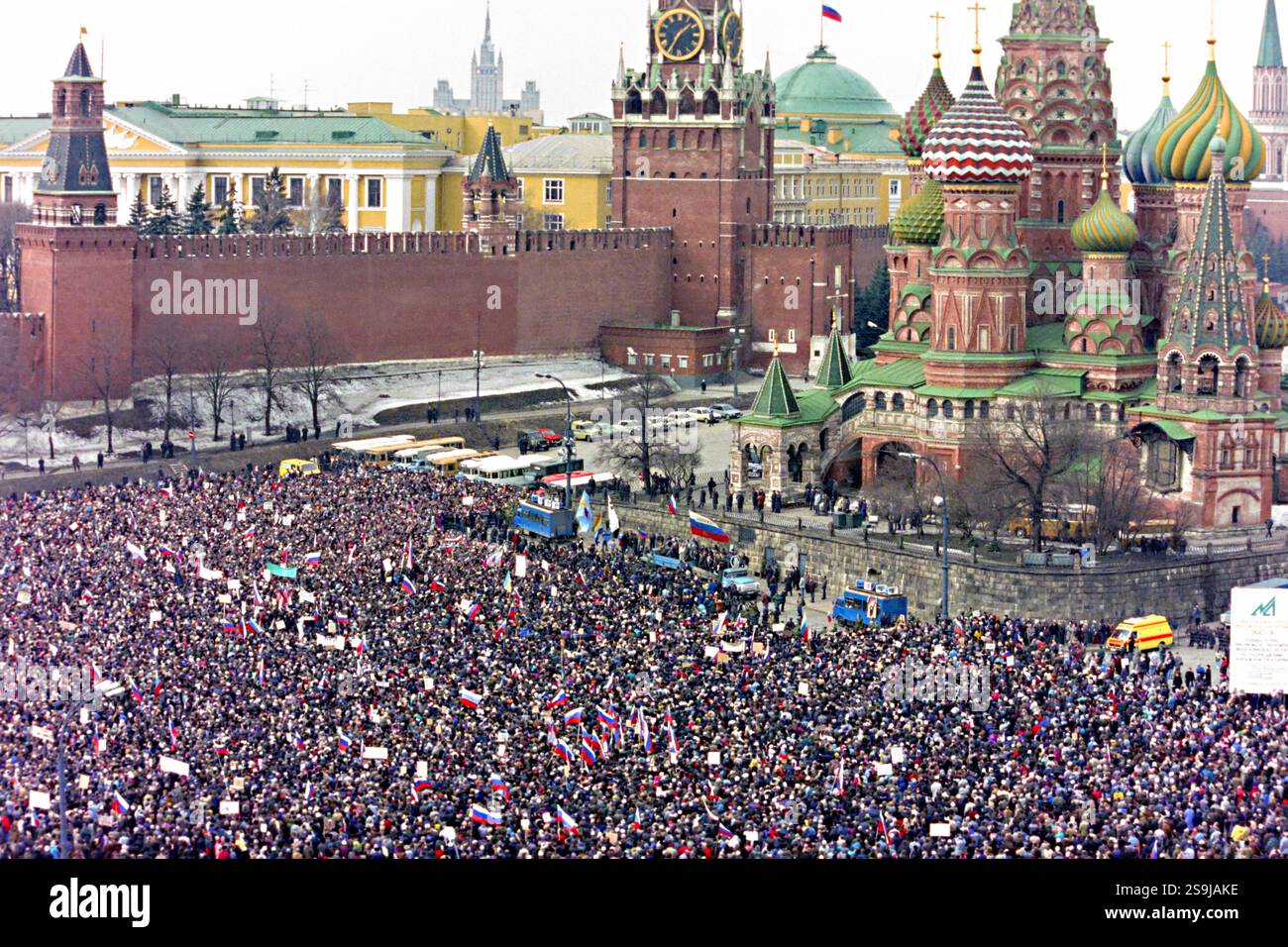 Les Russes se rassemblent sur la place Rouge alors qu'ils se rassemblent pour soutenir le président russe Boris Eltsine, le 28 mars 1993 à Moscou, en Russie. Environ 50 000 personnes se sont avérées favorables à Eltsine après que le parlement n'eut pas réussi à le destituer dans la lutte pour réformer l'ex-Union soviétique. Banque D'Images