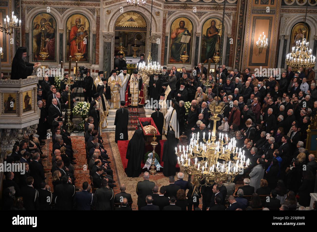 Athènes, Grèce. 26 janvier 2025. Les prêtres orthodoxes grecs et les dirigeants politiques du pays participent au service commémoratif de feu l'archevêque d'Albanie, Anastasios, avant un pèlerinage public à la cathédrale métropolitaine d'Athènes. Connu pour avoir revitalisé l’Église orthodoxe en Albanie après la répression de l’ère communiste, l’archevêque Anastasios Yannoulatos a également été célébré pour son travail missionnaire en Afrique et pour sa promotion du dialogue interreligieux et de la coexistence pacifique. Crédit : Dimitris Aspiotis/Alamy Live News Banque D'Images