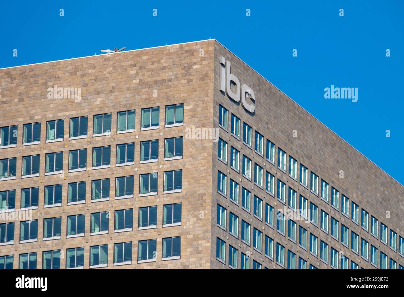 L'imposant bâtiment IBC domine le paysage urbain, mettant en valeur l'importance de l'entreprise dans le centre-ville, gratte-ciel de Francfort-sur-le-main, Hesse, Allemagne - 1er janvier Banque D'Images